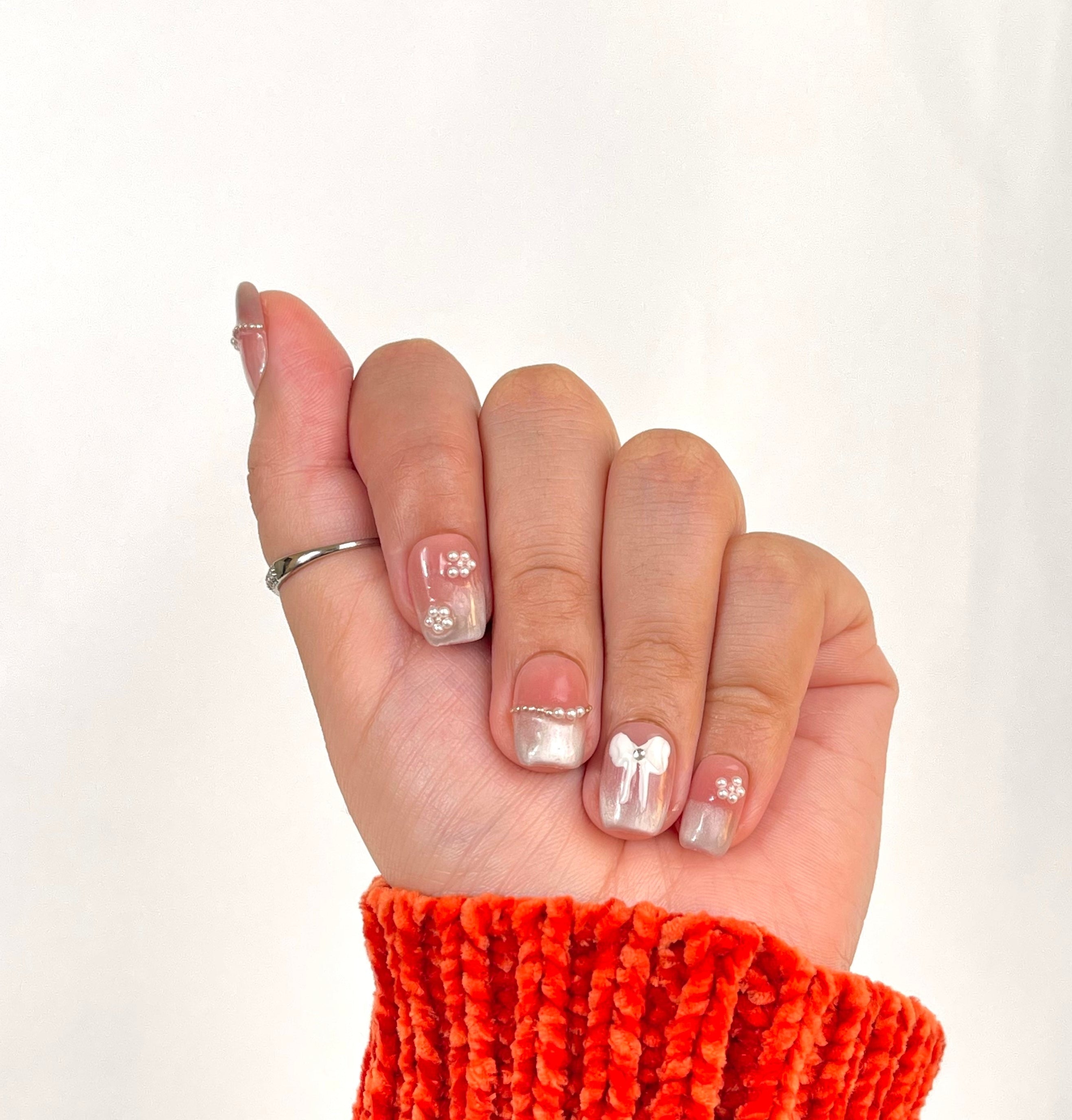 Aurora Daisy Charm Set updated luxury nail set — daisy charm detail — Ayna.B UAE