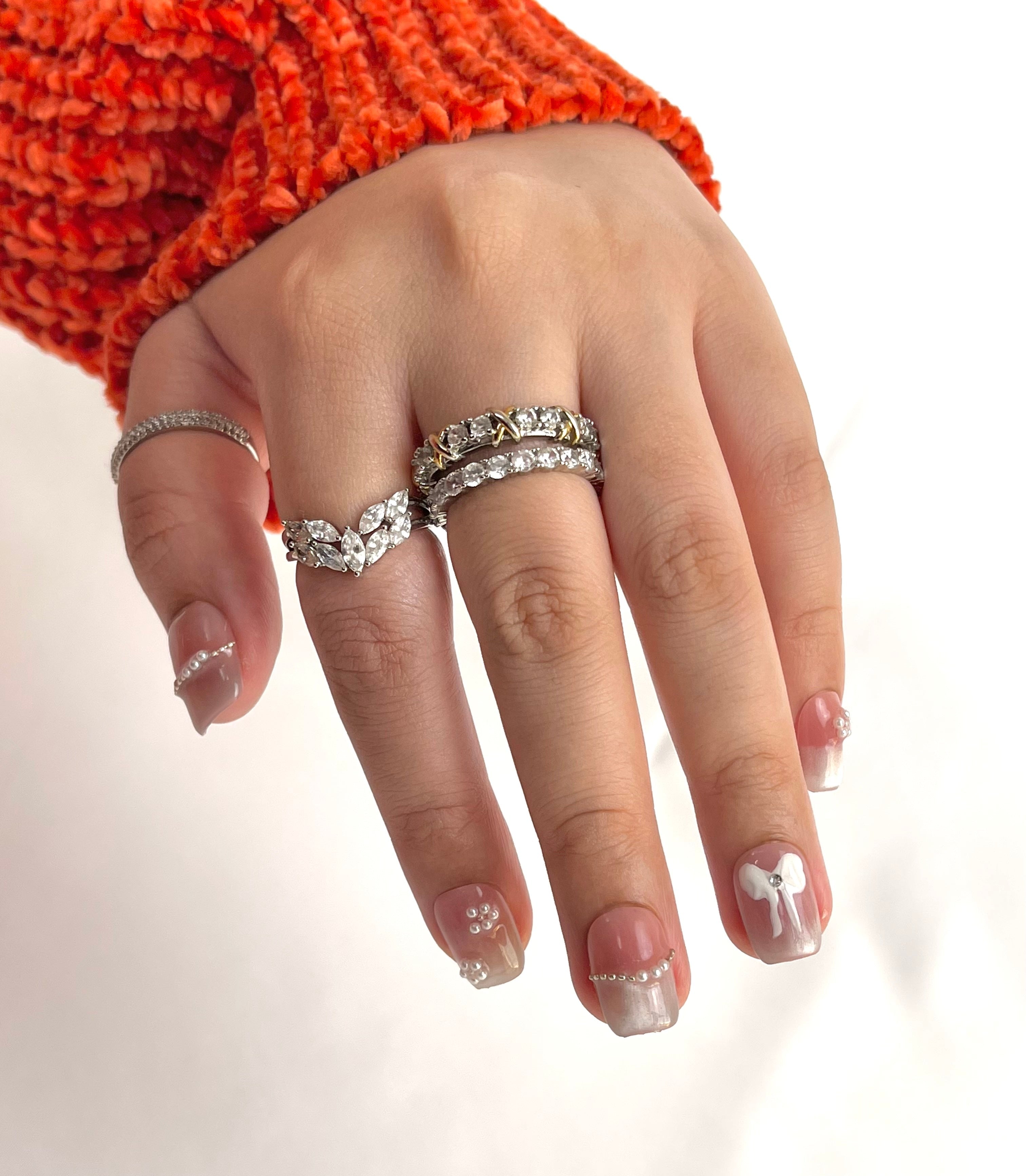 Aurora Daisy Charm Set press-on nails with gold pearl accents — luxury nail art — Ayna.B Dubai
